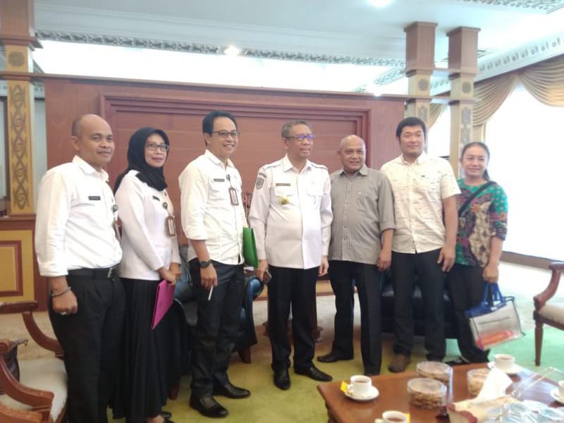 FOTO BERSAMA : Gubernur Kalimantan Barat berfoto bersama usai menerima asistensi dari Distan TPH Kalbar, terkait akan digelarnya Festival Durian Bumi Khatulistiwa 2019, pada 24-27 Agustus 2019 mendatang. SITI/PONTIANAK POST