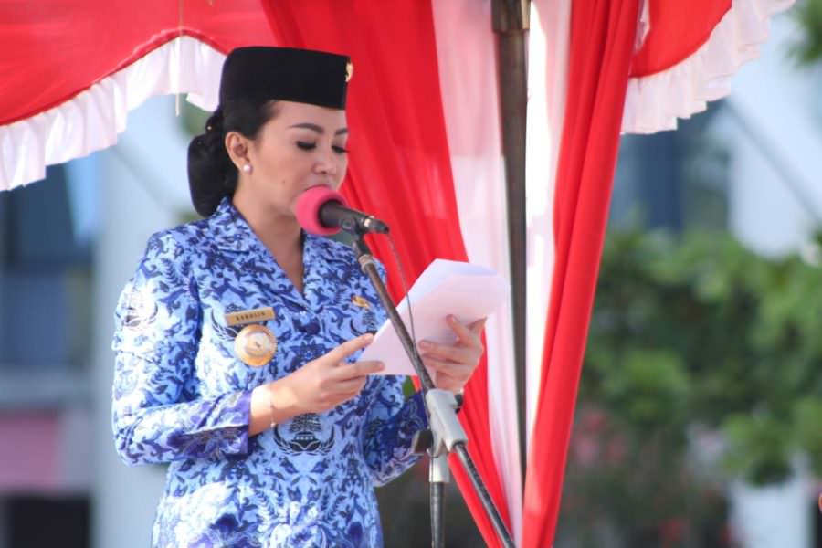 PERINGATI: Bupati Landak Karolin Margret Natasa saat menyampaikan amanat dalam upacara peringatan Hari Keluarga Nasional (Harganas) ke-26, Rabu (17/7) pagi. HUMAS PEMKAB