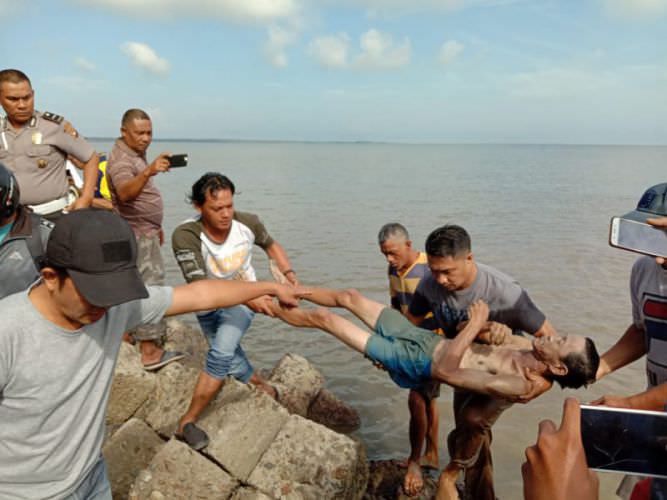 EVAKUASI: Evakuasi jenazah Akim yang meninggal terapung di pantai Sinam, Pemangkat, Kamis (25/7). HARI/PONTIANAK POST
