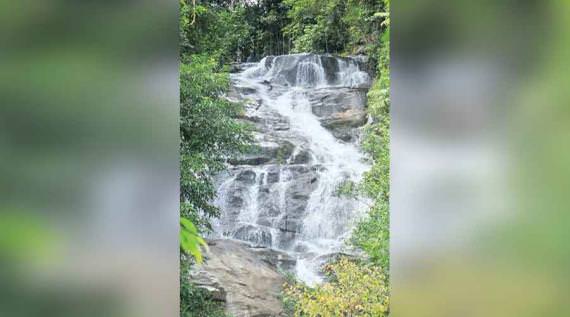 SUMBER LISTRIK: Panorama Air Terjun Sirin Punti dari ketinggian di Desa Maragun, Kecamatan Nanga Taman, Kabupaten Sekadau. Selain wisata, air terjun ini adalah sumber PLTMH.NARASI dan TEKS FOTO HARYADI PONTIANAK POST