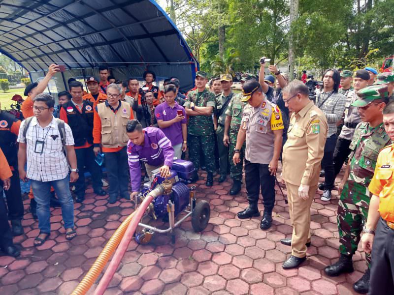 CEK: Gubernur Kalbar Sutarmidji didampingi Kapolda, Pangdam dan Tenaga Ahli BNPB meninjau sarana prasarana yang akan digunakan dalam penanggulangan Karhutla Tahun 2019, Selasa (23/7). HUMPRO KALBAR FOR PONTIANAK POST