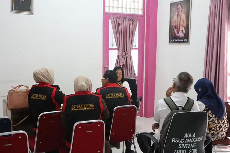 PENGGELEDAHAN: Tim penyidik Kejaksaan Tinggi Kalbar saat akan melakukan penggeledahan di Rumah Sakit Umum Daerah (RSUD) Ade M Djoen, Sintang, Rabu (21/8). FIRDAUS/PONTIANAK POST