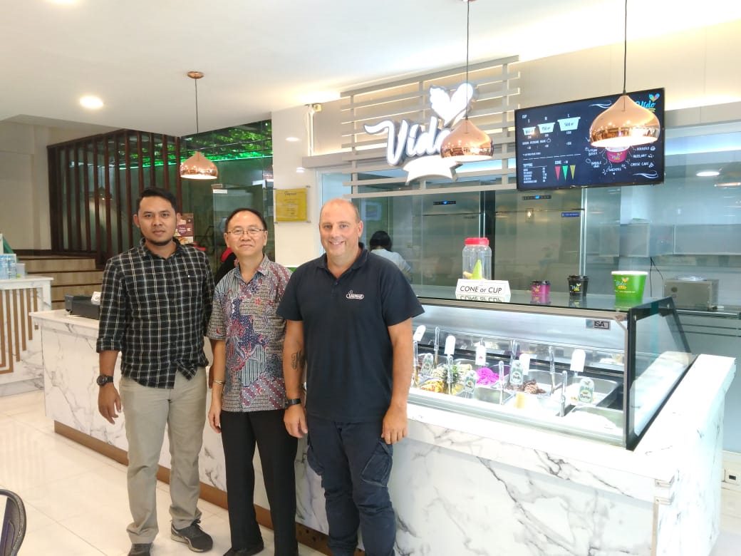 IMPOR: Owner Vido House Wibowo Kusnadi (tengah), saat menerima kunjungan dari distributor serta chef dari Italia untuk meninjau kinerja mesin serta bahan yang digunakan, Senin (26/8). RIESALA ANVAR/PONTIANAK POST