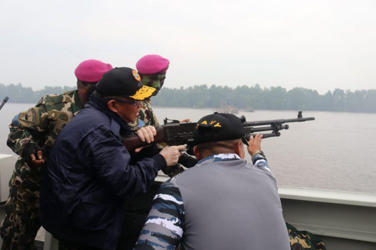 MENEMBAK: Sutarmidji mengikuti tur fasilitas melihat persenjataan di KRI Kerambit-627, Selasa (20/8). HUMPRO KALBAR FOR PONTIANAK POST