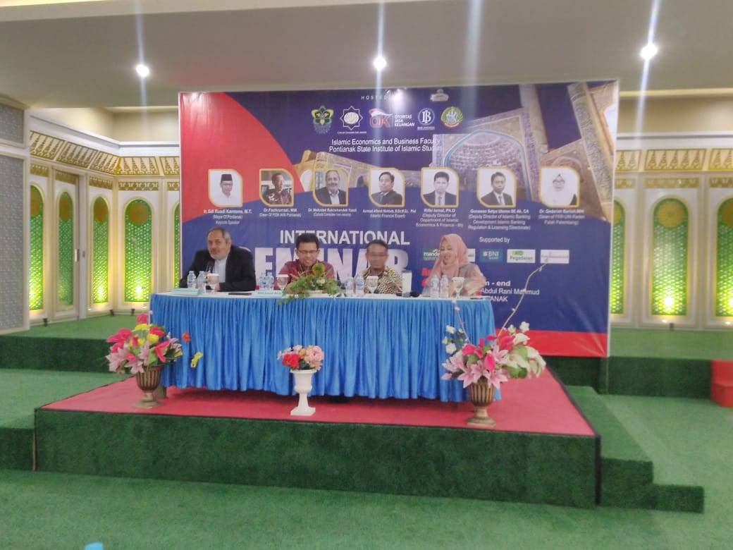 GELAR SEMINAR: Para pembicara dalam kegiatan Seminar Internasional bertajuk ‘Islamic Financials Inclusion Challenges’, yang digelar oleh FEBI IAIN Pontianak, Sabtu (24/8). SITI/PONTIANAK POST