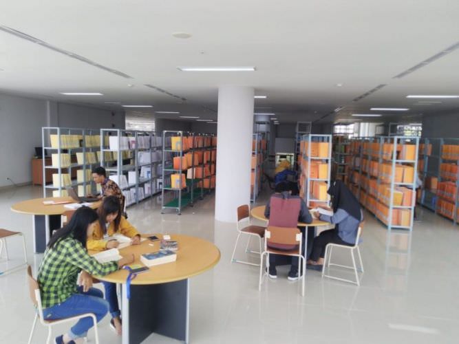 ASYIK MEMBACA: Beberapa pengunjung tengah membaca buku di ruang koleksi buku di Perpustakaan Universitas Tanjungpura. SITI/PONTIANAK POST