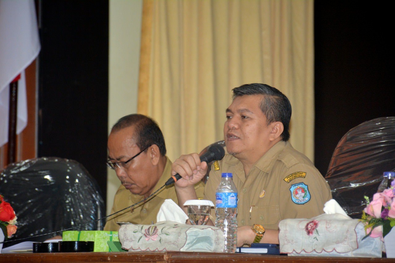 PENGARAHAN: Sekda Kubu Raya, Yusran Anizam memberikan pengarahan bagi para ASN mengenai standarisasi naskah dinas. Ashri/Pontianak Post