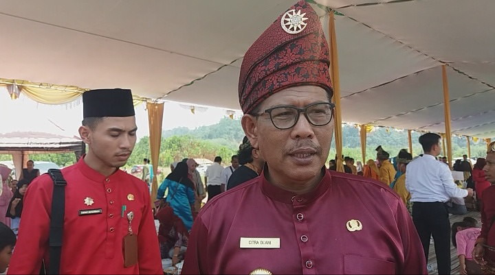 FESTIVAL BUDAYA: Bupati Kayong Utara Citra Duani ketika diwawancarai usai membuka secara resmi Festival Budaya di kawasan Pantai Pulau Datok, Sukadana, Rabu (14/8). DANANG PRSETYO/PONTIANAK POST