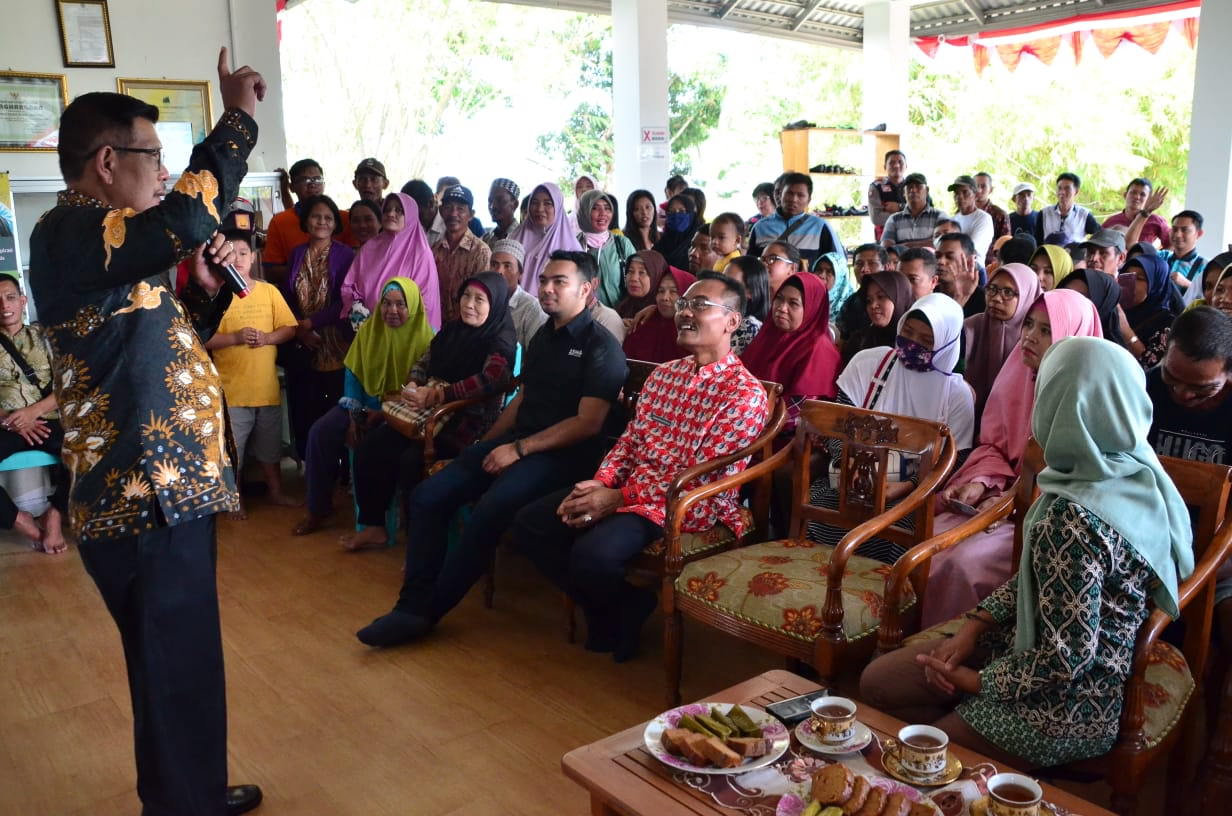 BERI ARAHAN: Bupati Kayong Utara Citra Duani saat memberikan arahan pada kegiatan Pemeriksaan dan Pembagian Kacamata Gratis di Klinik ASRI Sukadana, Jumat (23/8) lalu. HUMASKAB FOR PONTIANAK POST
