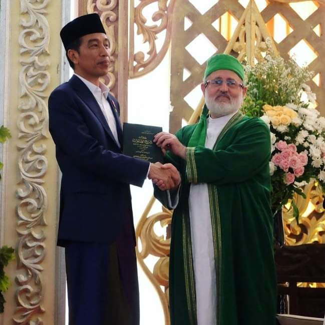 BERSAMA PRESIDEN: Prof. Dr. Muhammad Fadhil al Jilani (kanan) saat berfoto bersama Presiden Joko Widodo yang akan mengunjungi beberapa daerah termasuk Kalbar, di antaranya Kayong Utara dan Ketapang. ISTIMEWA