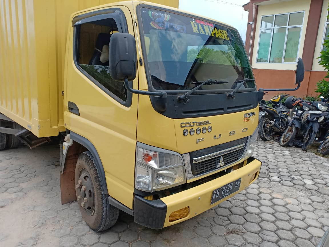 AMANKAN DIRI: Mobil boks yang sempat dikabarkan kabur, namun sebenarnya mengamankan diri ke Polres Kayong Utara. Kasus yang menimpa mobil boks ini kini sedang dalam penagannan Polres. POLRES FOR PONTIANAK POST