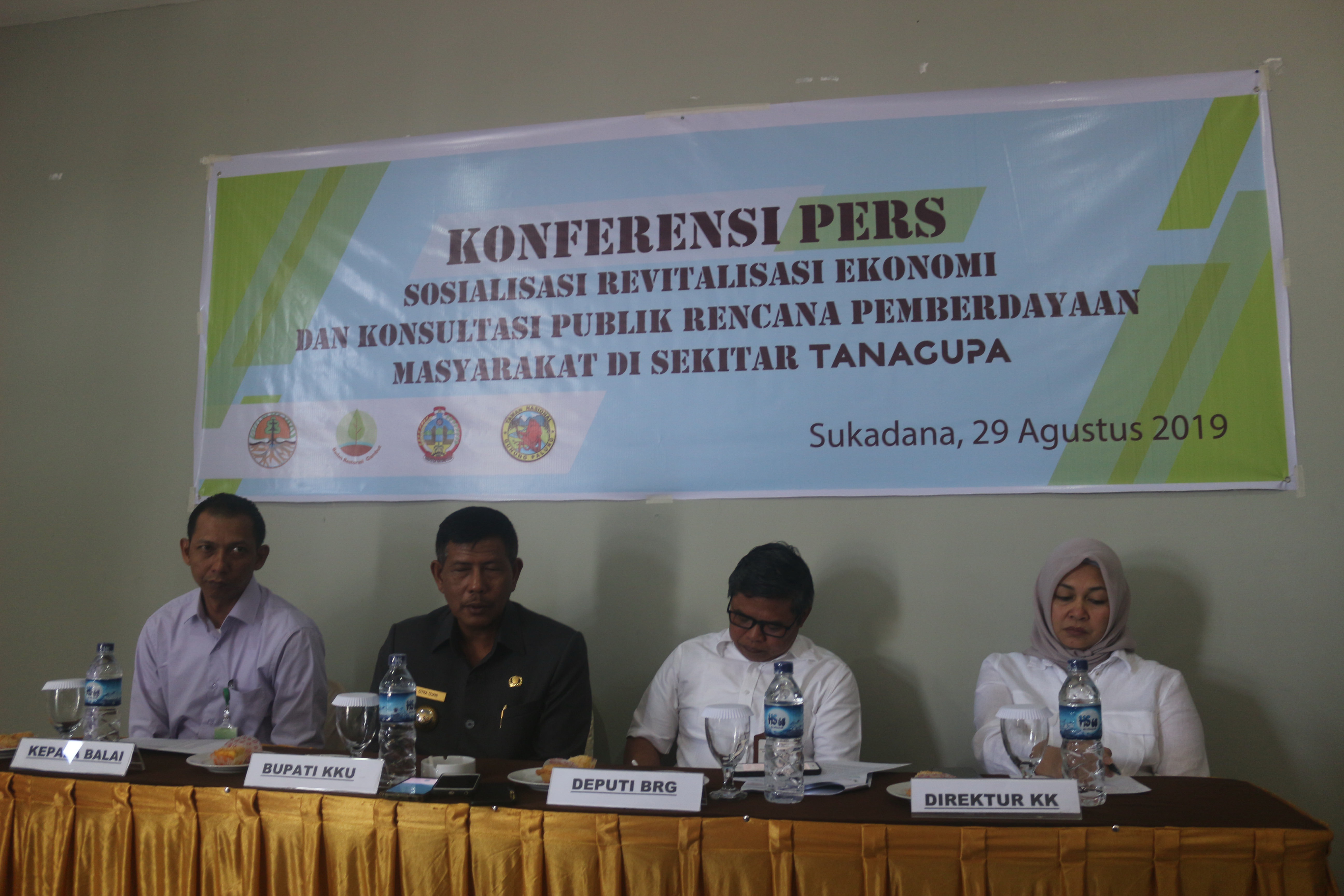 KONFRENSI PERS: Sosialisai revitalisasi ekonomi dan konsultasi publik rencana pemberdayaan masyarakat sekitar Taman Nasional Gunung Palung di hotel Mahkota Kayong, Kamis (29/8). DANANG PRASETYO / PONTIANAK POST. 