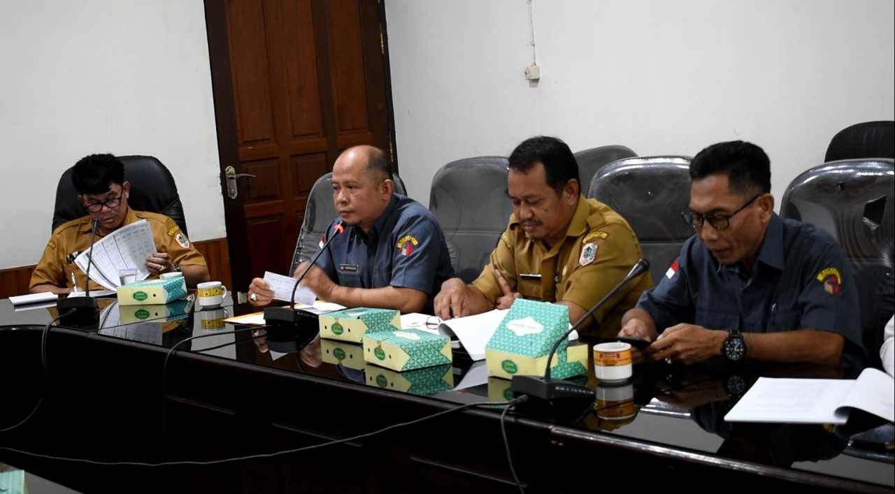 PEMAPARAN: Ketua Bawaslu Kapuas Hulu Musta’an memberikan pemaparan pada verifikasi usulan dana hibah penyelenggaraan Pilkada Kapuas Hulu Tahun 2020 bersama Pemkab Kapuas Hulu, belum lama ini. ISTIMEWA