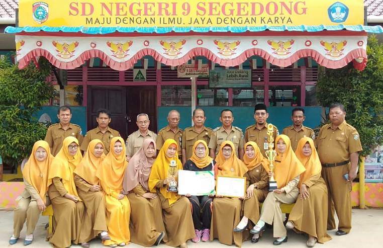 RAIH PRESTASI: Foto bersama kepala dan dewan guru SDN 09 bersama Kepala Desa Segedong. ISTIMEWA