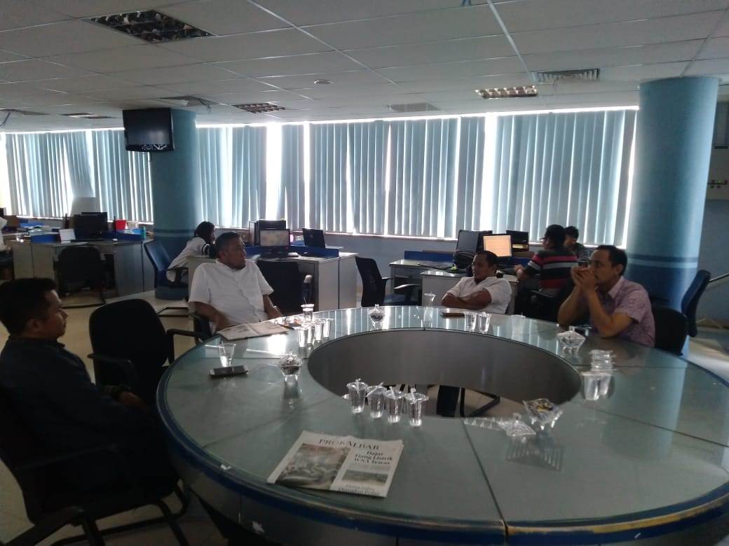 BERDISKUSI: Pendiri Dompet Dhuafa Republika, Erie Sudewo, ditemani jajaran Dompet Ummat Pontianak saat berbincang dengan perwakilan manajemen Pontianak Post, Khairul Rahman. SITI SULBIAH/PONTIANAK POST