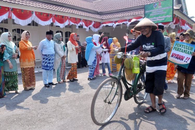KIRAB BUDAYA: Bupati dan Wakil Bupati antusias melihat beragam tampilan peserta kirab pawai budaya. WAHYU ISMIR/PONTIANAK POST