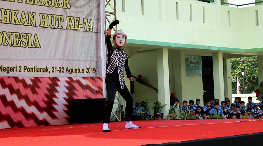 PANTOMIM : Aksi pantomim Kafka Bilques Alfath (11) memukau penonton Pentas Seni dan Budaya Pelajar Kota Pontianak di Halaman SMPN 2 Pontianak, Kamis (22/8). ISTIMEWA