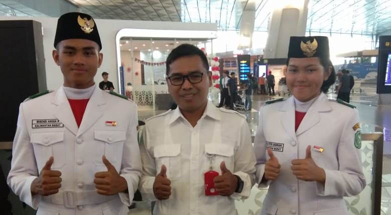 PASKIBRAKA: Wirendi Angga Rahmawan dan Thalia Putri Andriani, Paskibraka asal Kalbar didampingi Ahmad Wari, Staf Deputi Pengembangan Pemuda Kemenpora.ISTIMEWA