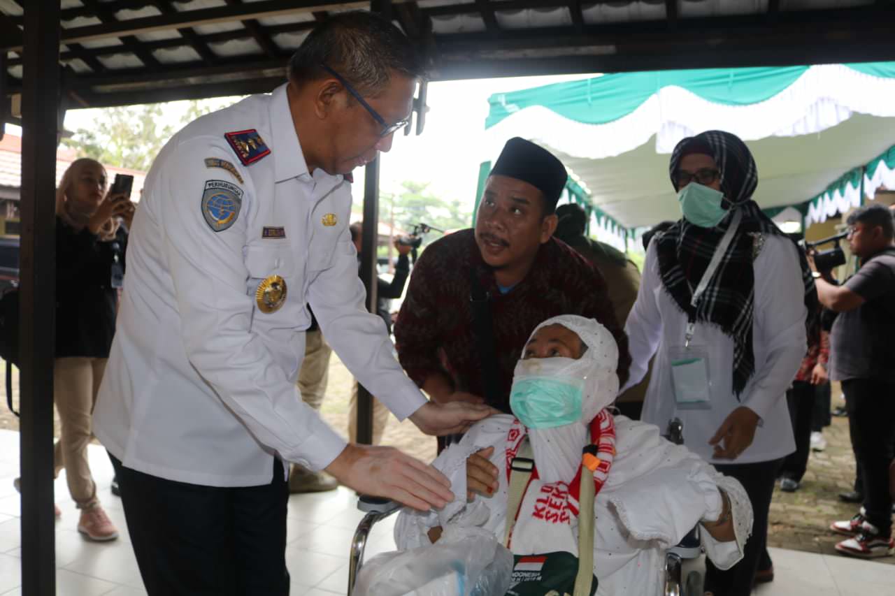 SAMBUT: Dokumentasi Gubernur Kalbar Sutarmidji menyambut kedatangan jemaah haji asal Kalbar yang baru saja tiba di Asrama Haji, Pontianak. (DOK. PONTIANAK POST