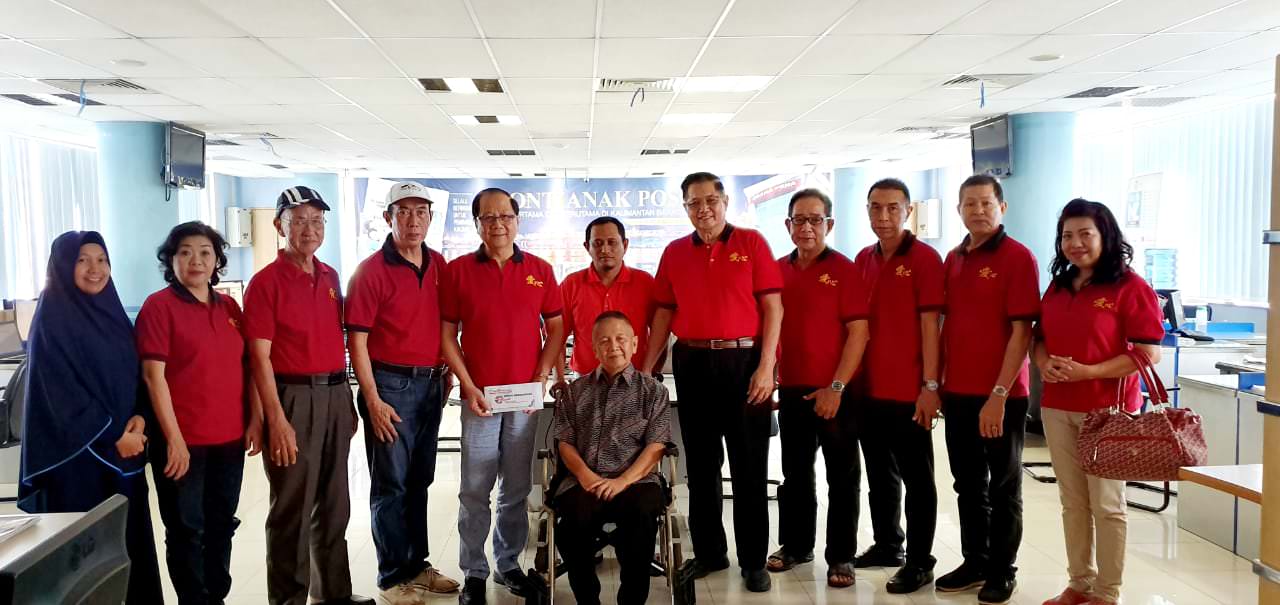 DONASI: Ai Xin menyalurkan donasi sebesar Rp5 juta kepada Aulia Safitri melalui Dompet Simpatik Pontianak Post, Selasa (27/8)SITI/PONTIANAK POST