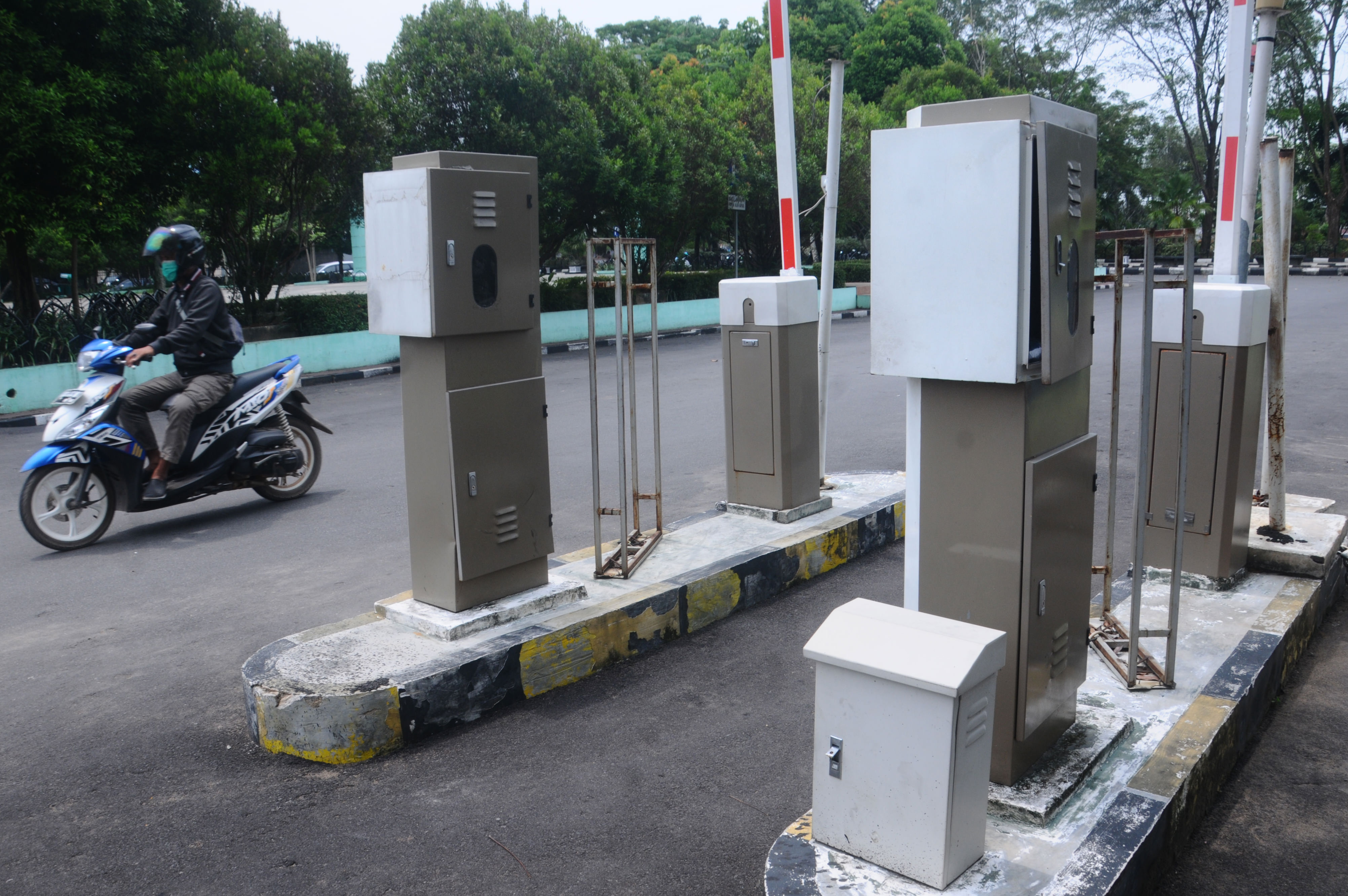 TIDAK DIFUNGSIKAN: Pengendara melewati pintu parkir di Taman Alun-alun Kapuas yang tidak difungsikan, Senin (26/8). HARYADI/PONTIANAKPOST