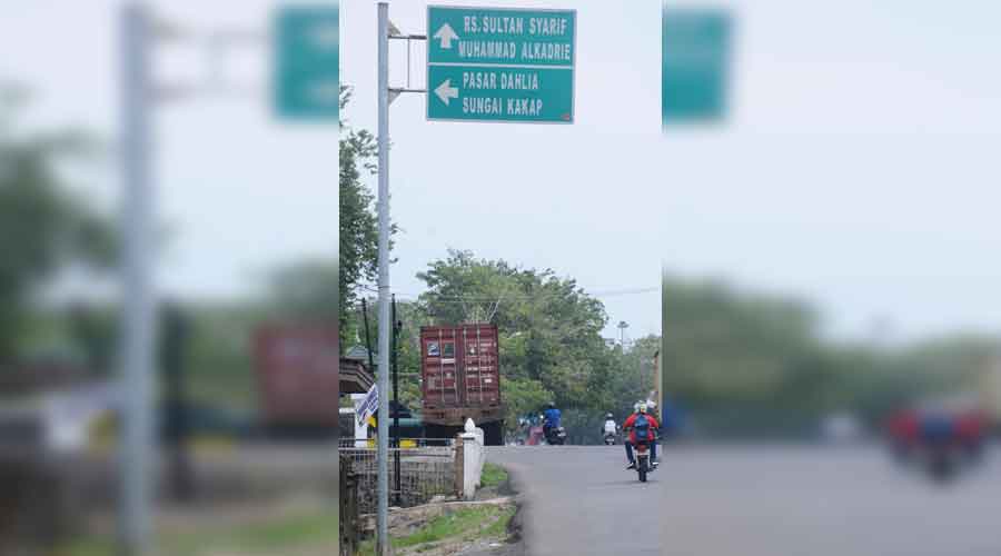 KENA DEREK: Mobil kontainer saat parkir di pinggir Jalan Komyos Sudarso, Selasa (27/8). Dinas Perhubungan Kota Pontianak akan menerapkan penderekan bagi mobil angkutan berat yang kedapatan parkir di badan jalan. HARYADI PONTIANAKPOST