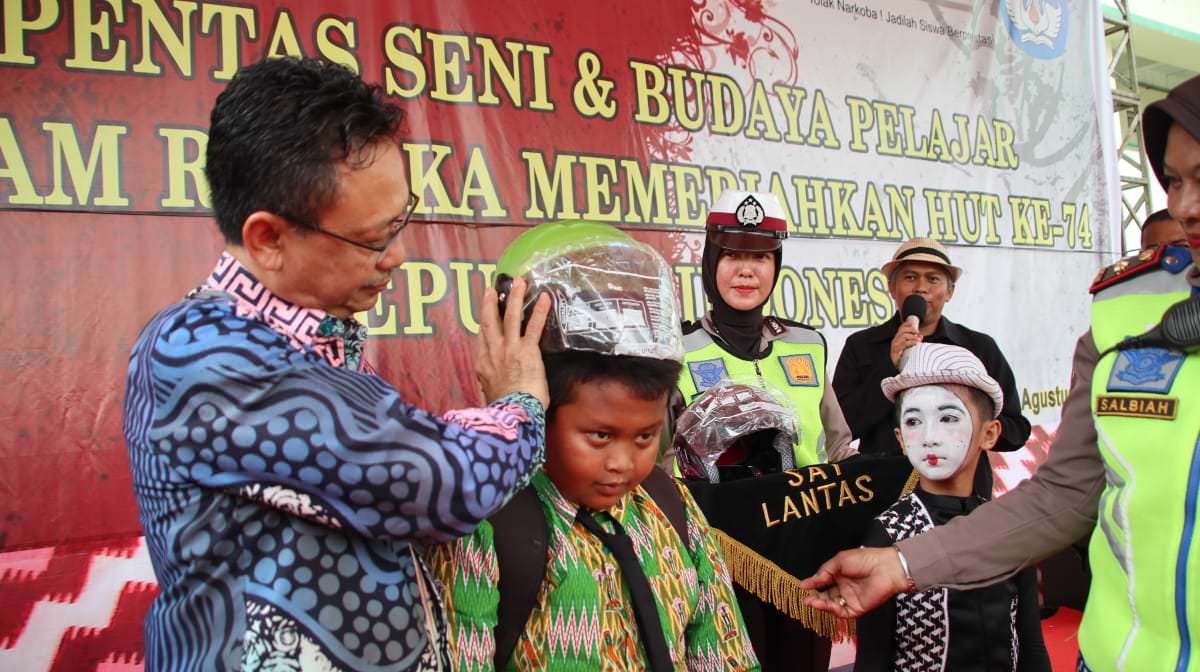 HELMET: Wali Kota Pontianak Edi Rusdi Kamtono memasang helmet pada seorang pelajar yang mendapat helme gratis SNI.HUMAS PEMKOT PONTIANAK 