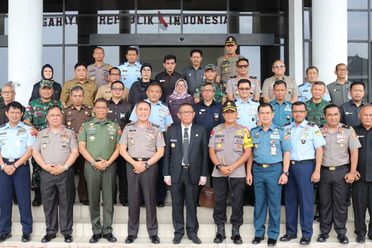 FOTO BERSAMA : Gubernur Kalbar Sutarmidji foto bersama peserta Studi Strategis Dalam Negeri (SSDN) PPSA XXII Lemhanas RI di Kantor Gubernur, Selasa (27/8).HUMPRO KALBAR FOR PONTIANAK POST
