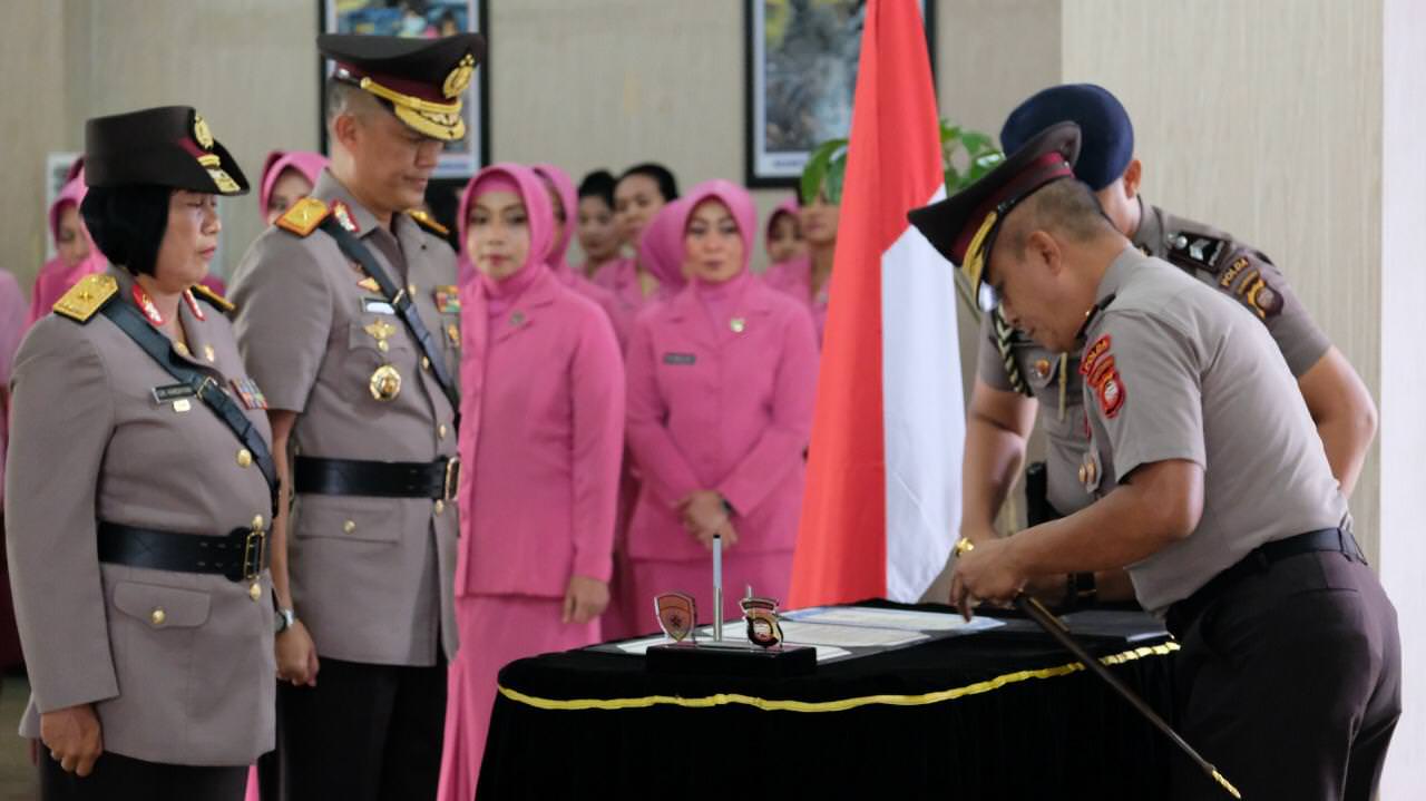 SERTIJAB: Serah terima jabatan Wakapolda Kalbar dari Brigjen Sri Handayani kepada Brigjen Imam Sugianto di Balai Kemitraan Polda Kalbar, Kamis (22/8).HUMAS POLDA KALBAR FOR PONTIANAK POST