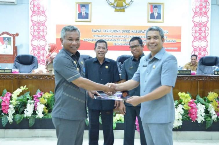 BERSAMA PENDUKUNG: Lo Cun Hong berfoto bersama pendukung saat pencabutan nomor urut di Sekretariat Yayasan Bhakti Suci Jalan Gajahmada, Pontianak Selatan, Jumat (16/8) pagi. Pendukung menggunakan simbol dua jari, sebab Lo Cun Hong mendapat nomor urut dua