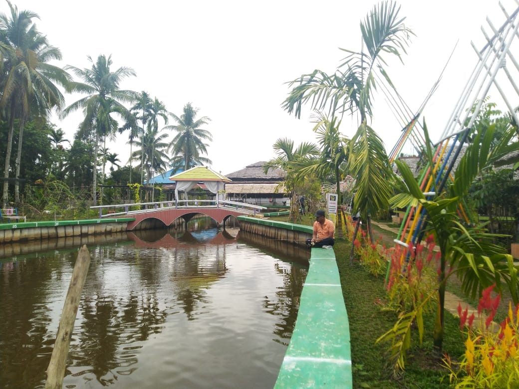 MEMANCING : Seorang pengunjung sedang memancing di kolam pemancingan Wisata Balek Kampong. Kolam Pemancingan adalah salah satu fasilitas yang disediakan di destinasi wisata yang satu ini.SITI/PONTIANAK POST