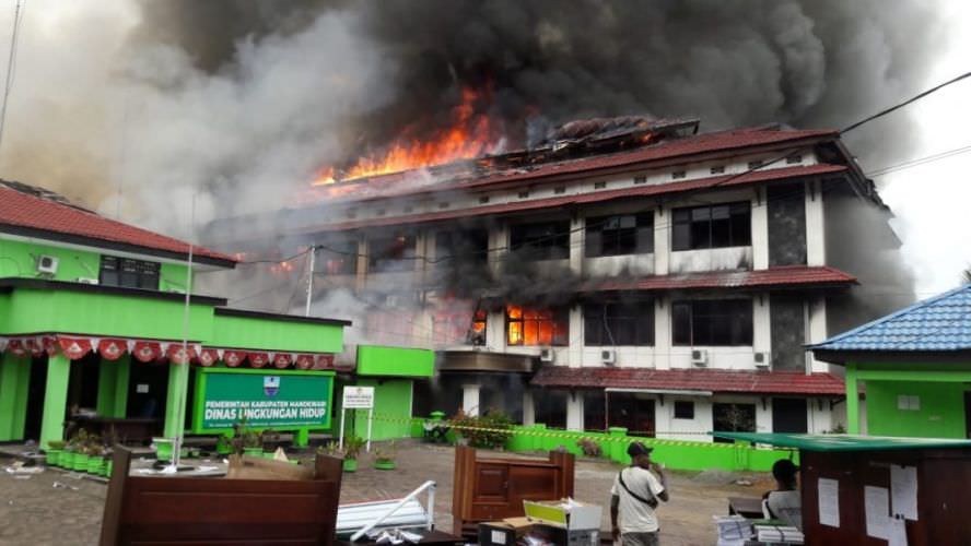 DIBAKAR MASSA: Kantor DPRD Papua Barat, Majelis Rakyat Papua Barat, dan eks kantor Gubernur Papua Barat dibakar massa pengunjuk rasa. Axel Refo/Radar Papua