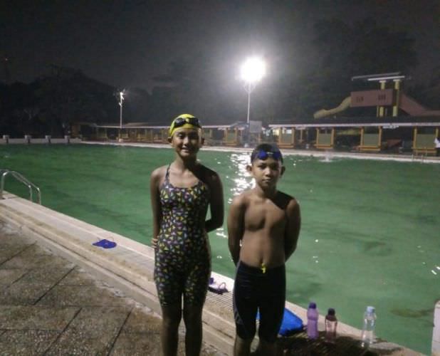 Berlatih - Dua atlet renang junior Pontianak Khairil Bashril (10) dan Fizqiatul Jameela (11), saat sedang berlatih di kolam renang Oevang Uray, Senin (12/8). Kedua atlet tersebut saat ini bersiap untuk mengikuti O2SN Nasional. RIESALA ANVAR/PONTIANAK POST