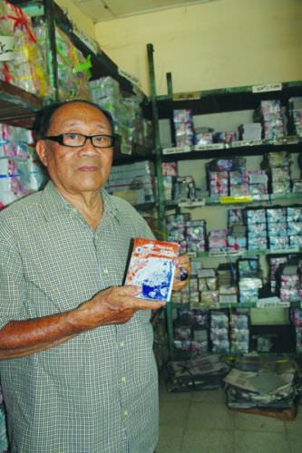 DIKENANG: Bunawan Sastraguna, sang menantu yang memimpin CV Gema, menunjukkan karya terlaris. Foto kanan, Kho Ping Hoo semasa hidup. WAHYU KOKKANG/JAWA POS