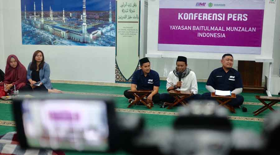 BERIKAN SIKAP: Pimpinan Yayasan Baitulmaal Munzalan Indonesia memberikan klarifikasi atas pemberitaan media di depan para jurnalis. SHANDO SAFELA/PONTIANAK POST