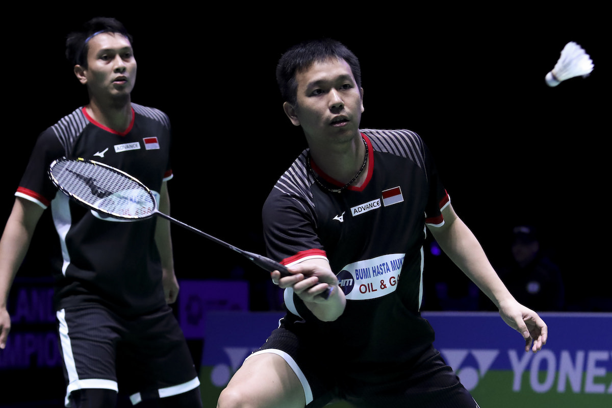 Pebulu tangkis ganda putra Indonesia Hendra Setiawan (kanan) dan Mohammad Ahsan berusaha mengembalikan kok kearah ganda putra Jerman Mark Lamsfuss dan Marvin Seidel pada babak perempat final All England 2019 di Arena Brimingham, Inggris, Jumat (8/3/2019).