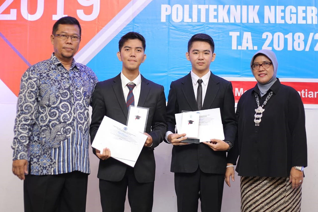 FOTO BERSAMA: Steven Cladio dan Ari Fachruzi calon wisudawan dengan IPK tertinggi foto bersama Slamet Tarno dan Indah Rosanti. IST