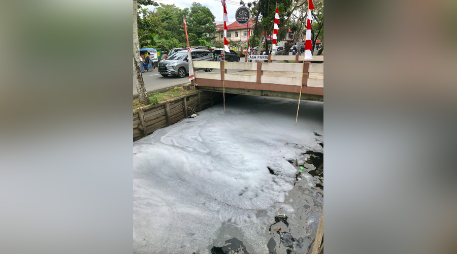 BERBUSA: Kendaran melintas di parit Jalan Parit Haji Husein II yang berbusa akibat limbah yang dibuang sembarangan. Pemandangan ini menjadi perhatian warga yang kebetulan melintas. SHANDO SAFELA/PONTIANAK POST