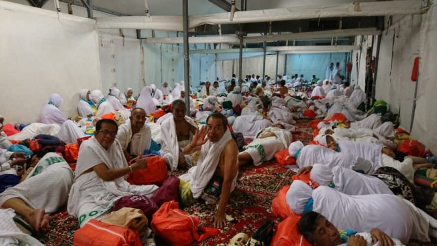 Suasana saat berada di Tenda Mina Jadit. Kapasitas tenda tak sesuai jumlah jumlah.