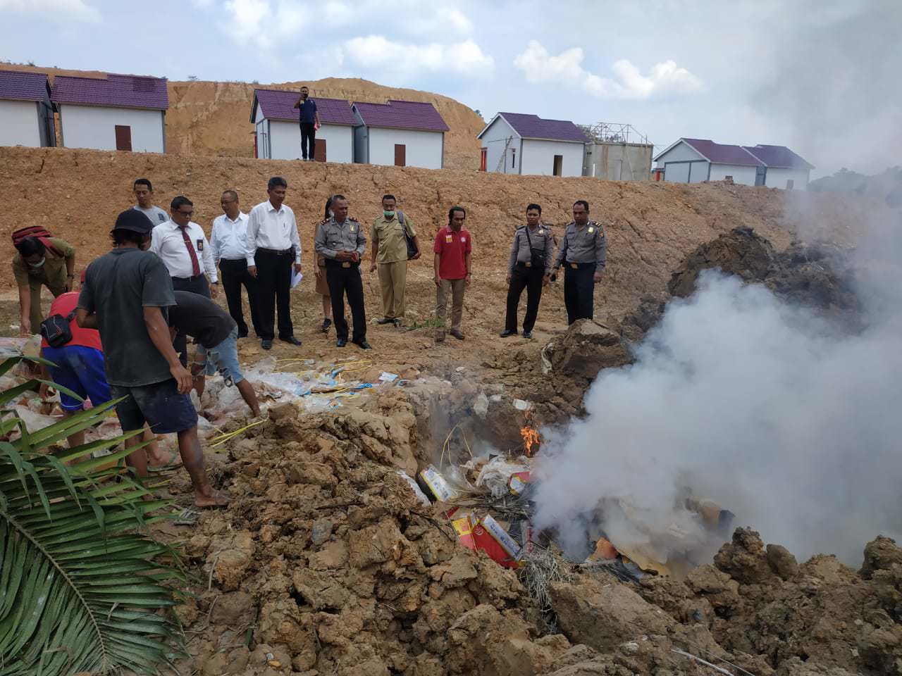 Sebanyak 3,2 ton daging kerbau beku asal Malaysia yang masuk secara illegal dimusnahkan dengan cara dibakar serta 30 Kg sosia asal negeri Jiran di Mako Polres Bengkayang, Senin (26/8).