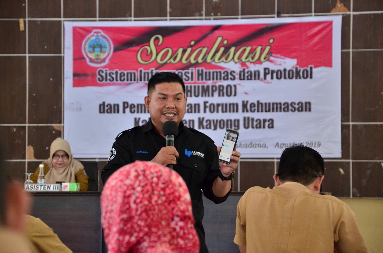 BERI PEMAPARAN: Kabag Humas dan Protokol Setda Jumadi Gading memberikan penjelasan saat saat Sosialisasi Sihumpro dan Pembentukan Forum Kehumasan Kabupaten, di Gedung Balai Nirmala Sukadana, Selasa (28/9). DANANG PRASETYO/PONTIANAK POST