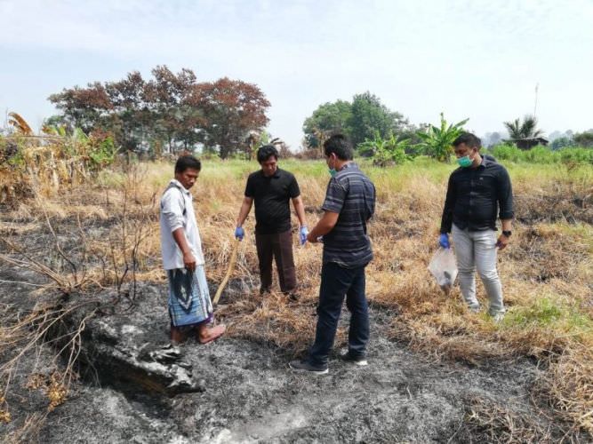 SENGAJA: Pihak Polres Singkawang saat mendatangi lahan terbakar yang sengaja dibakar demi perluasan lahan pertanian di Kelurahan Roban.HARIKURNIATHAMA/ PONTIANAKPOST