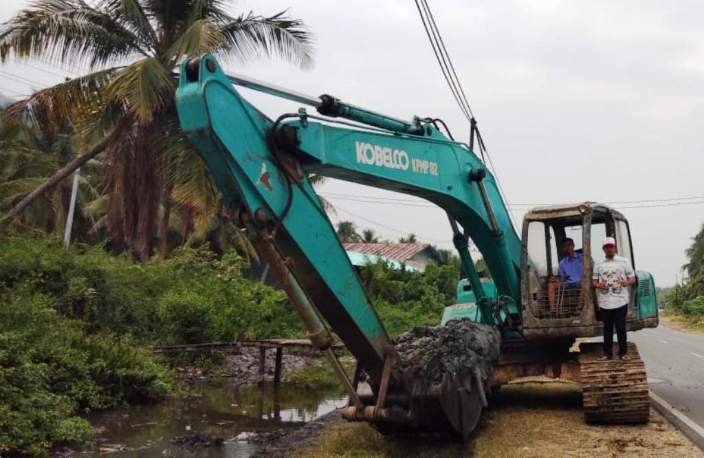 Pengerukan: Kegiatan pengerukan sungai dilakukan di wilayah Pemangkat. Ozy/Pontianak Post