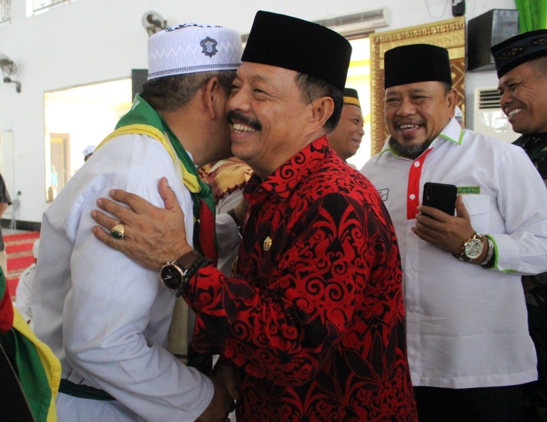 DISAMBUT: Wabup Sanggau, Yohanes Ontot menyambut Jemaah Haji di Masjid Agung Al-Muawanah. ISTIMEWA