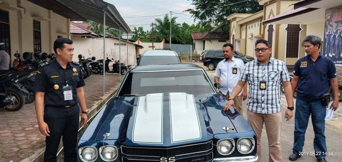 MOBIL MEWAH: Satuan Reskrim Polres Bengkayang menyerahkan barang bukti berupa mobil sedan Chevrolet jenis Chevelle SS kepada Bea Cukai, Kamis (22/8). Foto: Dok Polres Bengkayang