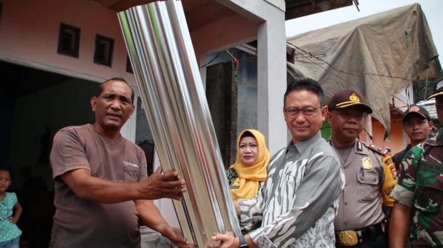 BANTUAN: Wali Kota Pontianak, Edi Rusdi Kamtono menyerahkan secara simbolis bantuan kepada warga yang menjadi korban bencana angin puting beliung. HUMAS PEMKOT