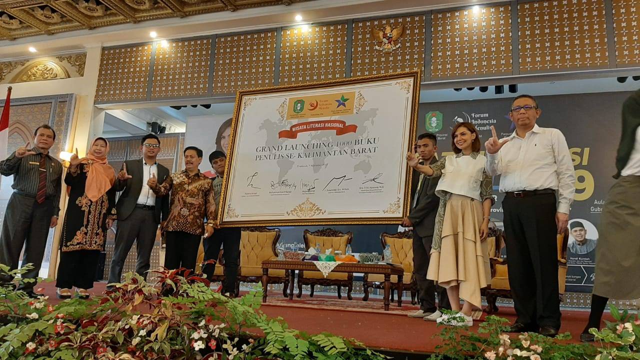 LITERASI: Peluncuran seribu buku penulis Kalbar di Wisata Literasi Nasional 2019, Sabtu (6/9) di Pendopo Gubernur bersama Najwa Shihab. SYAHRIANI/PONTIANAK POST