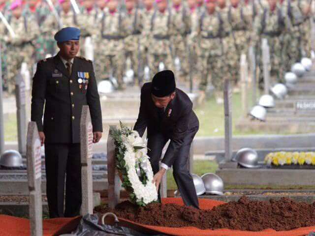 Prosesi pemakaman Presiden ketiga RI BJ Habibie secara militer. Presiden Joko Widodo (Jokowi) menjadi inspektur upacara dalam pemakaman yang berlangsung di Taman Makam Pahlawan Kalibata, Jakarta Selatan. (Kamis (12/9). (Dery Ridwansah/ JawaPos.com)