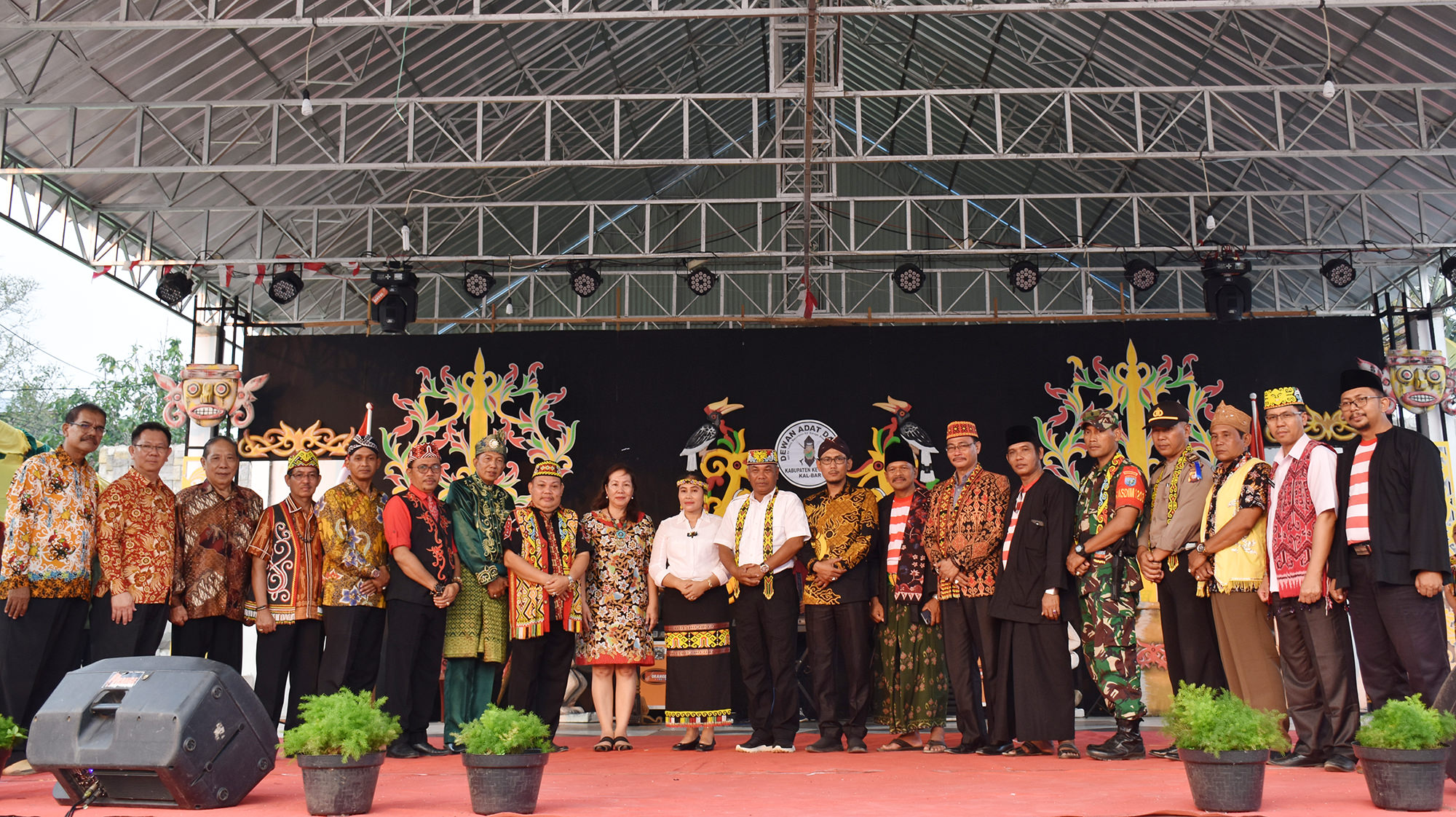 Foto bersama Bupati Ketapang dan Forkopimda serta ketua etnis-etnis di Ketapang setelah pembukaan raker dan pameran di pendopo.