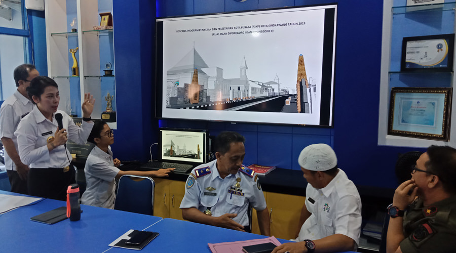 GAMBARAN UMUM: Wali Kota Singkawang Tjhai Chui Mie menyampaikan gambaran umum terkait program penataan dan pelestarian kota Pusaka (P3KP) yang akan dilaksanakan tahun ini. Har/Pontianak Post